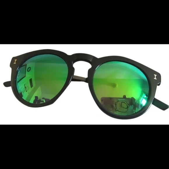 Illesteva | Accessories | Black Toohey With Green Mirrored  display picture 3
